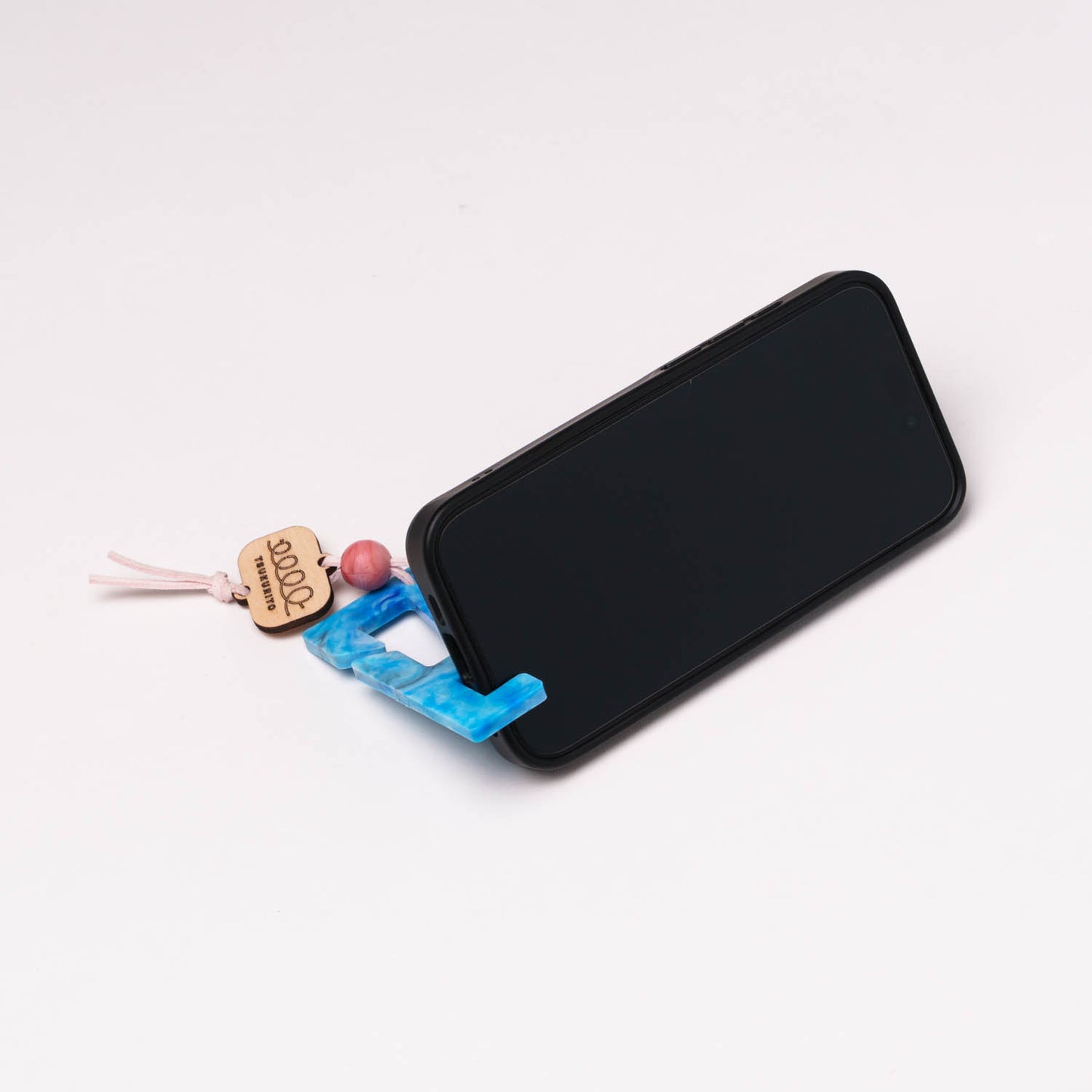 木製チャーム付きスマホスタンド