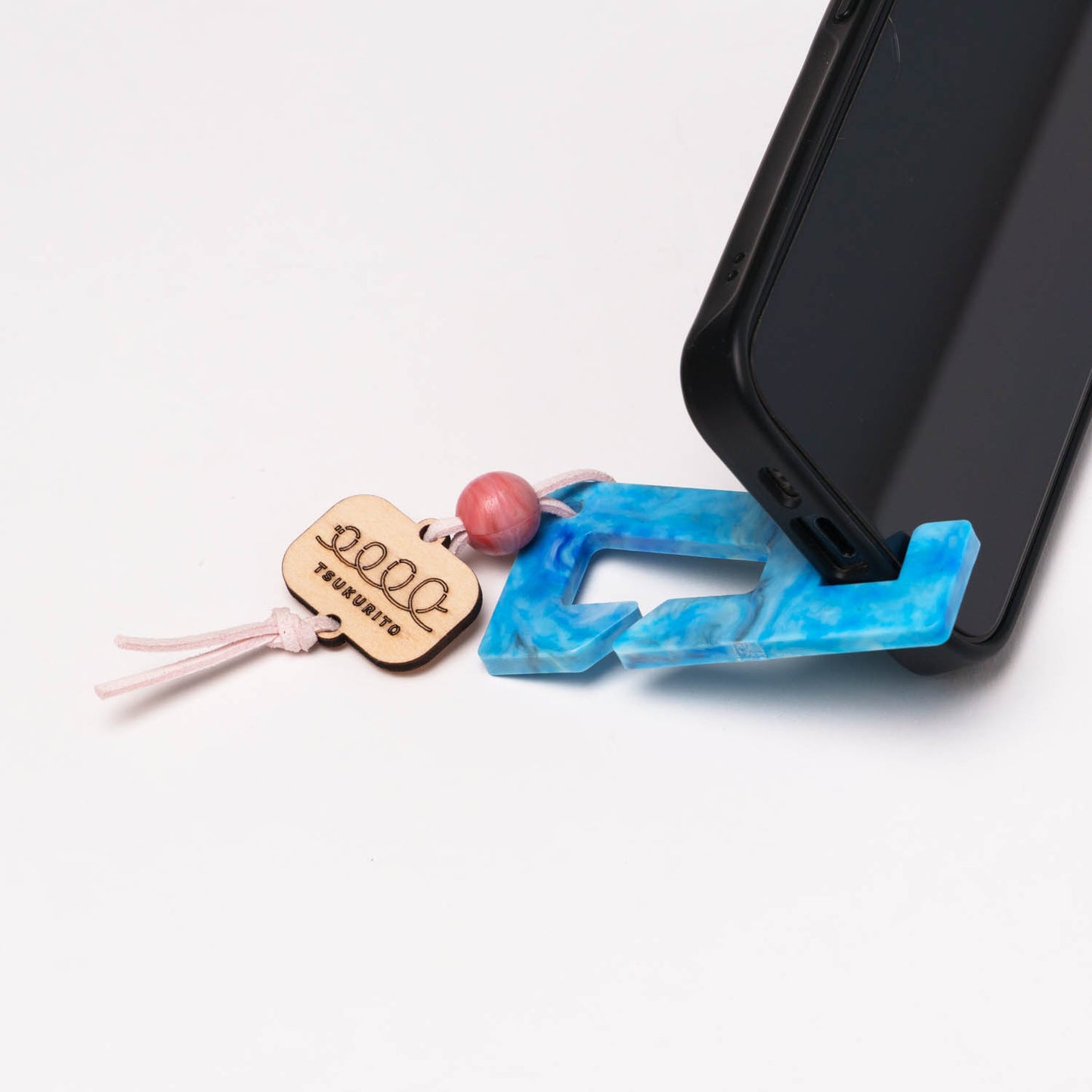 木製チャーム付きスマホスタンド