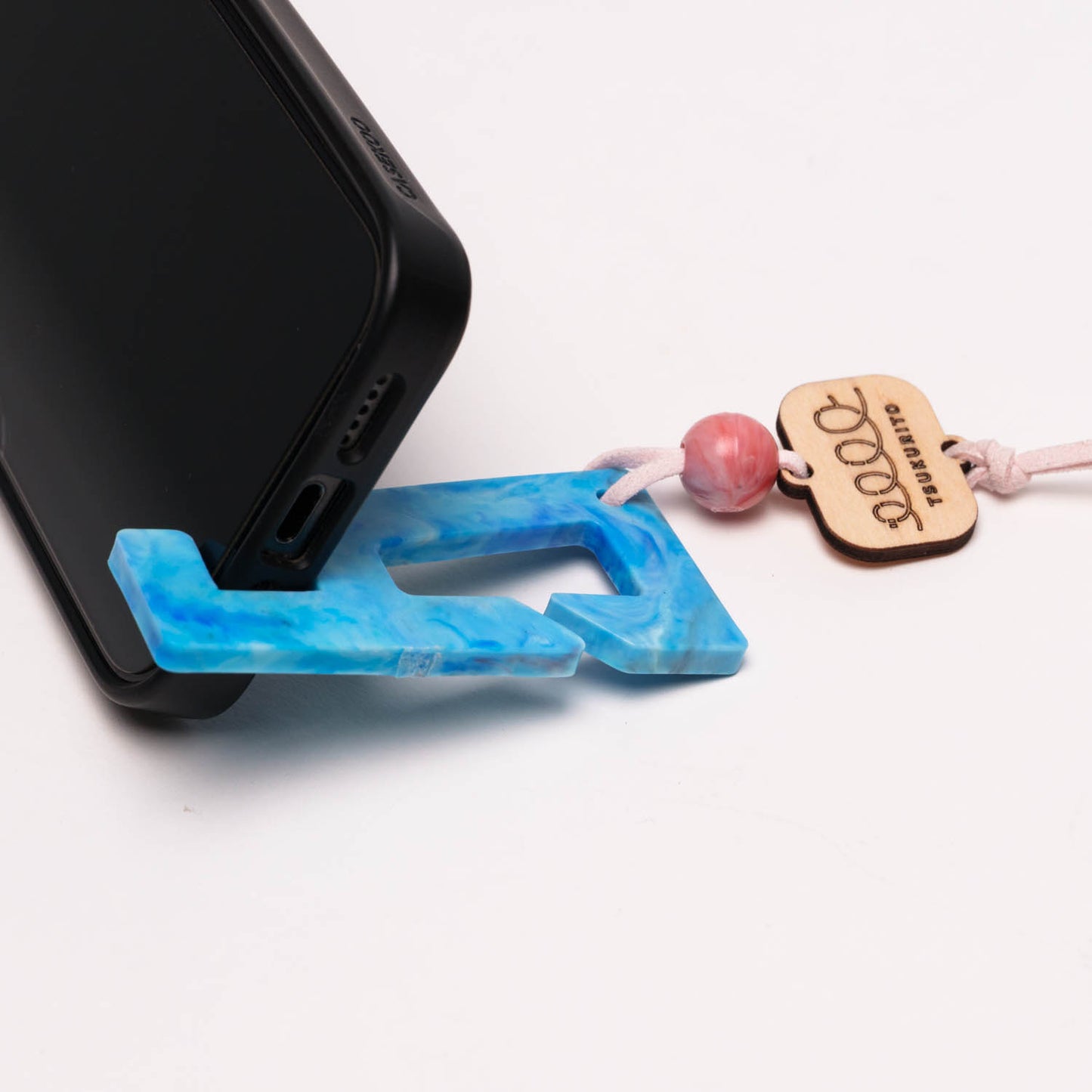 木製チャーム付きスマホスタンド